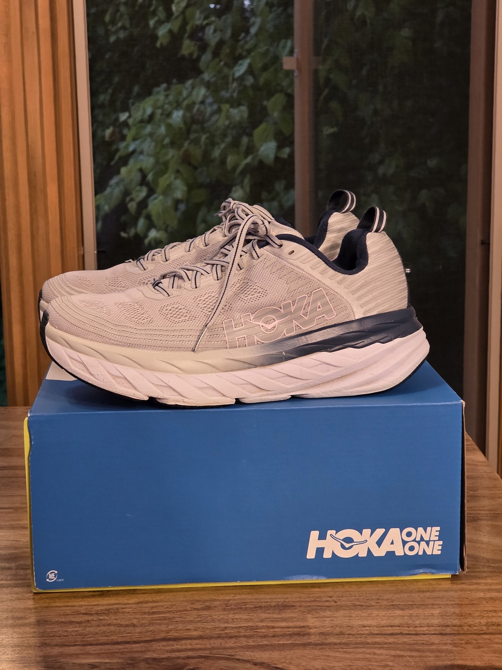 Women's Hoka W Bondi 6 - Size 10 In White/Gray With Blue Accents